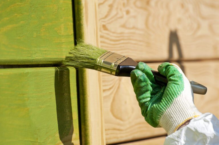 Покраска деревянного фасада резиновой краской